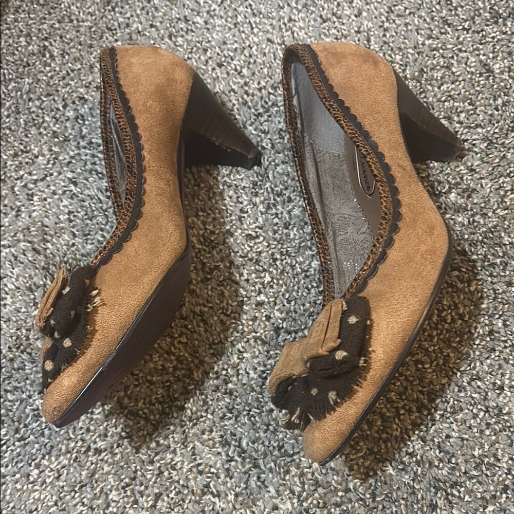 Poetic License women’s size 8 39 Tan and Brown low heel with Bow Detail - Picture 4 of 7